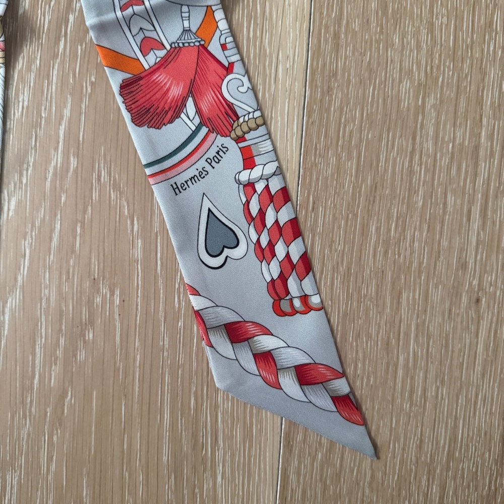 NWOT Hermes silk twilly scarf Harnais De Coeur Twilly Gris Perle Orange Gris - Picture 2 of 5